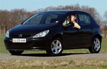 Personbilsalget steg med 37 procent i juni i forhold til juni måned sidste år. Med 513 solgte eksemplarer er Peugeot 317 månedens bestseller.
