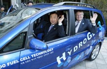 Minister Hee-bum Lee fra Koreas ministerium for handel, industri og energi bag rattet i GM's HydroGen3 sammen med Nick Reilly, chef for GM DAT, der fremstiller Chevrolet i Korea.