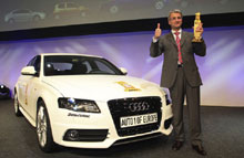 En glad Audi-repræsentant - Rupert Stadler - ved vinderbilen