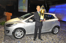 Kommunikationschef Keiichi Wakabayashi fra Mazda var stolt over prisen.