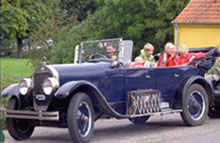 Danmarks eneste Flint - fra 1925 - kører normalt med brudepar, men her får en flok unger en tur. Foto: Bryllupsbiler.dk
