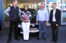 Steen F. Hueg og hans kone Hanne fik overrakt bilen af Flemming Koch og  marketingchef Peter Lorenzen.