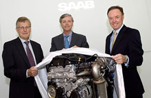 Victor Muller, Jan-Åke Johnsson og Ian Robertson ved den omtalte motor.