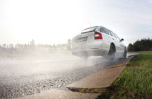 FDMs sommerdæktest viser hvordan et dæks egenskaber er på våd vej.