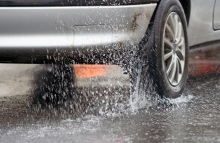 Bilens dæk og bremser har problemer, når vi oplever så store mængder regn, som vi fik i weekenden.