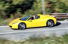 Ferrari Spider har en værdi på knap 5 millioner kroner, men så får du også alt det, der gør en Ferrari til en Ferrari.