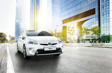 Den japanske bilproducent Toyota tilbagekalder en kvart million biler af mærkerne Prius og Lexus, hvoraf de 30.000 er i Europa.