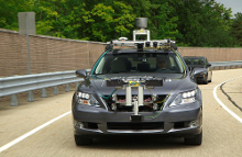 Toyotas selvkørende bil er udstyret med både GPS, kameraer, laser radar og andre sensorer til at fastlægge bilens position i forhold til omgivelserne.