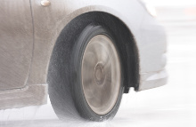 Alle undersøgelser viser, at biler med vinterdæk har en kortere bremselængde på veje med sne og is end biler på sommerdæk.