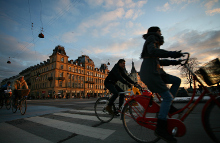 Der er fart på hos cyklisterne - måske også for meget. Ifølge ny undersøgelse kører mange cyklister dagligt udenom trafikreglerne.
