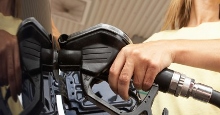 Priserne på benzin og diesel stiger, og derfor er der penge at hente ved f.eks. at køre energieffektivt eller få bilens motor gennemgået for fejl.