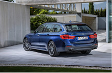 Den nye BMW 5-serie Touring er atletisk bygget med dynamiske linjer, som udtrykker en blanding af sportslighed og alsidighed.