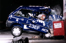  Rover 100 var blandt de første syv biler, Euro NCAP testede i februar 1997. Crashtesten afslørede en rystende ringe sikkerhed, der kun udløste én Euro NCAP-stjerne.