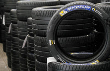 Bilister bør køre deres dæk ned til lovgrænsen på 1,6 mm. mønsterdybde og ikke skifte dækkene ved 3 mm. Det mener Michelin efter nye testresultater.