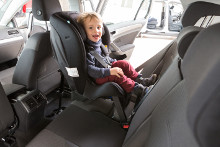Især blandt de bagudvendte autostole til de mindste børn, er sikkerheden generelt meget høj, viser FDMs seneste autostoletest. (Foto: FDM/ ADAC)