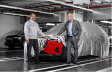 Audi e-tron forventes at lande hos de danske forhandlere omkring årsskiftet. Der er ikke danske priser på Audi e-tron endnu.