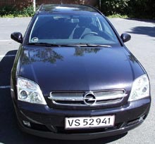 25 sorte Opel Vectra Wagon følger cykelløbet 