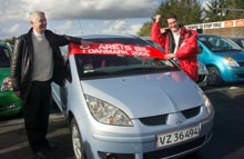 Salgsdirektør Per S. Henriksen og Pressekoordinator Tonny Soltau fra Mitsubishi Danmark jubler over kåringen af Mitsubishi Colt som 