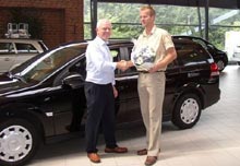 Thorkild Hansen blev lokket til Opel forhandleren Als Motor, hvor han blev overrasket af s&aelig;lgeren Harry Nicolaj med blomster og beskeden om, at han havde vundet en Vectra 1,8 Wagon.