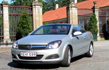 Opel Astra TwinTop er en af f&oslash;lgebilerne i Post Danmark Rundt - her ved l&oslash;bets m&aring;l: Frederiksberg Runddel.