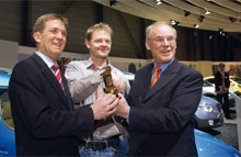 Thomas Hjortshøj fra Auto-Bild, Skoda-fabrikkernes bestyrelsesformand Detlev Wittig og Skodas danske direktør Ulrik Schönemann under overrækkelsen på Skodas stand på biludstillingen i Geneve.