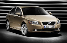 Hvis man betragter den nye S40 forfra, ser man tydeligt inspirationen fra Volvo S80.