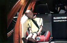 Placeret på en selepude uden sidebeskyttelse, slår barnet hovedet hårdt imod bilen ved en påkørsel fra siden.