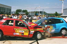 Bilerne rammer hinanden med 56 km/t, hvilket modsvarer Euro NCAP-testens 64 km/t mod en deformerbar barriere