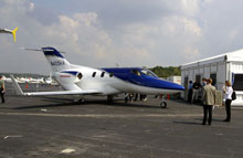 Den nye HondaJet på landingspladsen. 