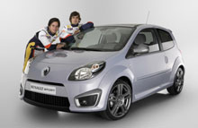 Fernando Alonso og Nelson Piquet Jr. ved den ny Twingo Sport