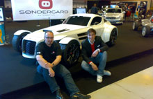 Ricky Søndergaard og Jesper Hermann ved deres mock-up, altså modelbil.