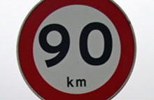 På 200 km landeveje kan vejene billigt opgraderes til 90 km/t. Foto: FDM