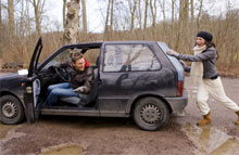 Hvis du vil undgå, at motoren brænder sammen på ferien, er det en god idé at tjekke sin bils tilstand inden kør-selv-ferien. (Foto: Colourbox.com)