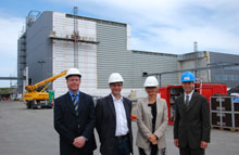 Chefer fra DONG og Statoil ved fabrikken i Kalundborg.