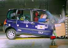 Fiat Multipla gik bogstaveligt talt op i sømmene ved den europæiske kollisionstest.      <i>Foto: Euro NCAP/FDM</i>