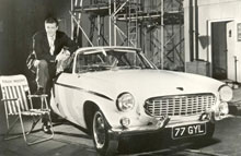 Roger Moore med den P1800, der gjorde ham til Volvo-fan.