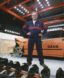 Alf Persson på 47 har været med til at smadre næsten 1.500 biler for Saab.