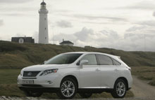 En Lexus GH450 har V6-motor med 249 hk, men klarer alligevel 15,9 km/l.