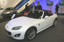 Mazda MX5 Anniversary 1.8 koster 368.464 kr. og fås i farverne: hvid. 