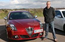 Chefredaktør Mikkel Thomsager ved en af de foretrukne biler, Alfa Romeo Giulietta.