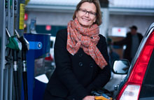 Pia Bach Henriksen tanker den første tankfuld biobenzin 95 2G.