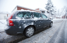 Sne og is på vejene kan betyde, at biler uden vinterdæk ikke kan bremse.