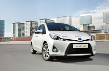 Toyota har netop afsløret udseendet på den rummelige minibil, der ligner benzin- og dieseludgaven af Yaris på mange punkter.