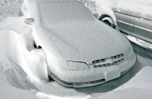 I løbet af vinteren byder mange morgener på bilruder med sne og is. Sørg for at af-ise bilens ruder og lygter ordentligt, før du bevæger dig med bilen ud i trafikken.