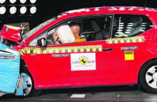 Den lille Volkswagen Up og dens søsterbiler, Seat Mii og Skoda Citigo, er nogle af de modeller, som kun ville få tre stjerner, hvis de blev crashtestet i dag. Foto: Euro NCAP