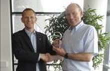 Adm. direktør hos Opel Danmark Thomas Bruun (tv) ønsker adm. direktør i Bilhuset Esbjerg, Michael Petersen, tillykke med prisen som årets Opel-forhandler.