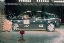 En Renault Laguna II ofrer livet for at øge trafiksikkerheden under den skrappe EuroNCAP test