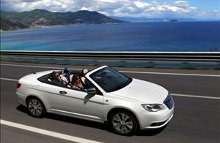 Den amerikanske Chrysler 200 tilbydes nu i Europa som Lancia Flavia cabriolet med masser af udstyr.