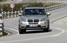 Prisen for BMW X3 sDrive18d er kr. 599.000 og kan bestilles nu hos de autoriserede BMW forhandlere.