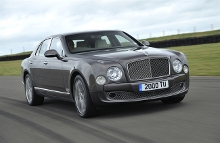 Med en vækst på 22 procent i 2012, bevarer Bentley sin førerposition på markedet for luksusbiler i den absolutte topklasse.